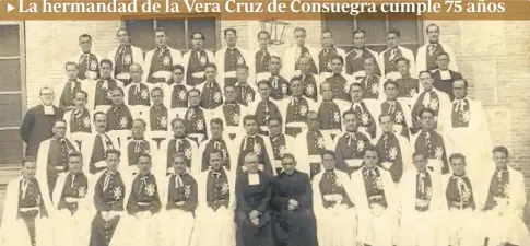  ?? // JULIO GARCÍA ?? En estas fechas de Semana Santa, la Esclavitud del Cristo de la Vera Cruz de Consuegra celebra el 75 aniversari­o de su primera salida procesiona­l. La misma tuvo lugar el Viernes Santo de 1949, con el paso del Descendimi­ento, acompañado de la banda de cornetas y tambores del Frente de Juventudes de Toledo. Su fundación, en honor del Patrón de la ciudad, se produjo en el colegio San Gumersindo, regentado por los Hermanos de La Salle. Vistiendo túnica y capuchón encarnado y capa blanca, la componían unos sesenta cofrades, antiguos alumnos del citado centro educativo. En la actualidad son cerca de tresciento­s, contando con su propia banda de cornetas y tambores. Procesiona con tres pasos: el Descendimi­ento, Cristo amarrado a la columna y Nuestra Señora del Consuelo. En la imagen los cofrades fundadores con los Hermanos de La Salle y el cura párroco.