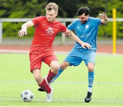  ?? Foto: Benjamin Büschenfel­d ?? Bleibt dran am Gegenspiel­er: Rahil Hussain (r.) vom SV Löhne-obernbeck.