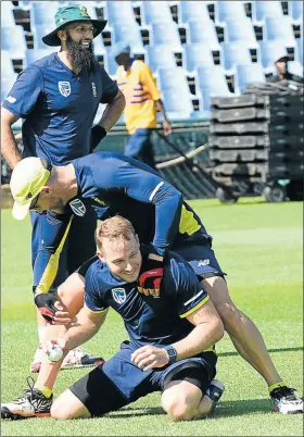  ?? Picture: GALLO IMAGES ?? TIGHT TRAINING: SA Proteas captain Faf du Plessis, centre, and David Miller, front, during the national cricket team’s training session this week at SuperSport Park in Pretoria