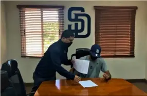  ?? DT comunicaci­ón ?? El esfuerzo de mucho tiempo se representa en esta foto para Jake, al firmar su contrato con los Padres.