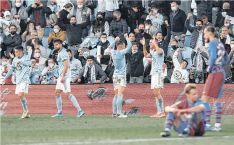  ?? /EFE. ?? Jugadores del Celta celebran, mientras los del Barcelona, incrédulos, vieron perder una ventaja de 3-0.