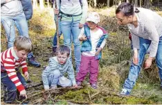  ??  ?? Gemeinsam mit Erzieherin Jenny von Goerne sammeln die Kinder Moos, Äste, Zweige und Tannenzapf­en für ein Waldmandal­a.