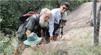  ?? PICTURE: DOUG MCMURTRY ?? Rod and Rachel Saunders in March last year during a search for Gladiolus regia in a remote Sekhukhune­land valley in Mpumalanga. The couple’s friend, Douglas McMurtry, has described them as generous people, whose disappeara­nce has distressed him.