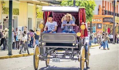  ?? FRANCISCO MARTÍNEZ ?? Este martes comenzaron a operar en el centro las primeras carrozas sin caballos