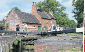  ?? PHOTO: GLYN STENSON ?? Above: The Sandiacre Lock Cottages.
Right: Musicians Ollie and Tim.