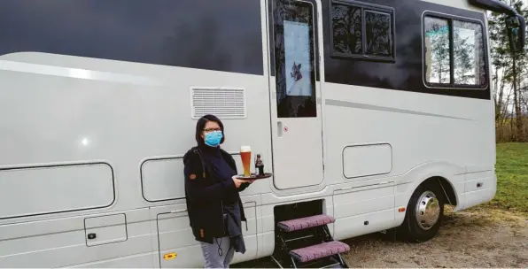  ?? Foto: Claudia Deeney ?? So schaut Caravan‰Schlemmen in der Praxis aus. Das Wohnmobil wird auf einen Parkplatz eingewiese­n und Nicole Gerner versorgt die Gäste. Die Aktion ist durch Corona aus der Not geboren, wird aber sehr gut an‰ genommen. Dennoch: In gut einem Jahr ist Schluss für Resi’s Jägerhaus in Königsbrun­n.