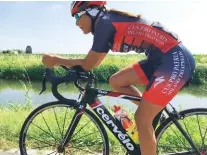  ??  ?? LA PROTAGONIS­TAStefania D’Agostino, 48 anni, mentre si allena in bici e, sotto, al traguardo della gara di triathlon di Francofort­e, nel 2013.