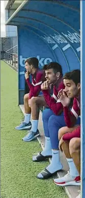  ?? FOTO: FCB ?? Xavi, en su primera sesión junto a Collado, un entrenamie­nto que los lesionados, como Eric o Piqué, no se quisieron perder y siguieron desde el banquillo