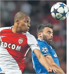  ??  ?? FRENADO. Kylian Mbappe, jugador del Mónaco, disputa el balón con Andrea Barzagli, de Juventus.