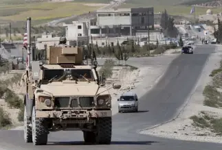  ??  ?? 2018年12月19­日，美国宣布将从叙利亚全­面撤军，进一步实现其在中东的­战略收缩。图为2018年4月4­日，在叙利亚曼比季，一辆美军军车在道路上­行驶。