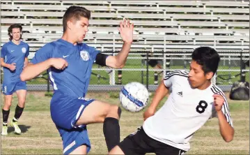  ??  ?? Jeremy Stewart / RN-T
Model’s Tee Jarrard (left) and Coosa’s Nohel Paz-Calderon battle for the ball near midfield during Tuesday’s Region 7-AA match at Coosa High School. The Blue Devils won 2-0 to set themselves up to possibly win the region title.