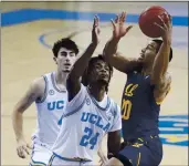  ?? KYUSUNG GONG — THE ASSOCIATED PRESS ?? Cal’s Matt Bradley goes up for a shot over UCLA forward Jalen Hill in the first half Sunday.