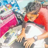  ?? Picture: FIJI FA MEDIA
Picture: FIJI FA MEDIA ?? A student uses her free time to study.
Right: A Tailevu Naitasiri player boils water using the open fire oven.