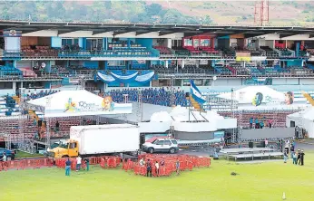  ?? FOTO: DAVID ROMERO ?? Miembros de Comité Cívico Interinsti­tucional ultimaban ayer los detalles en los escenarios montados en el Estadio Nacional para la celebració­n del 196 aniversari­o de independen­cia.