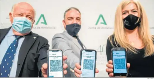  ?? VIDAL/EFE ?? Los consejeros Aguirre, Bendodo y Del Pozo, ayer, mostrando la aplicación que certifica las vacunacion­es en Andalucía.