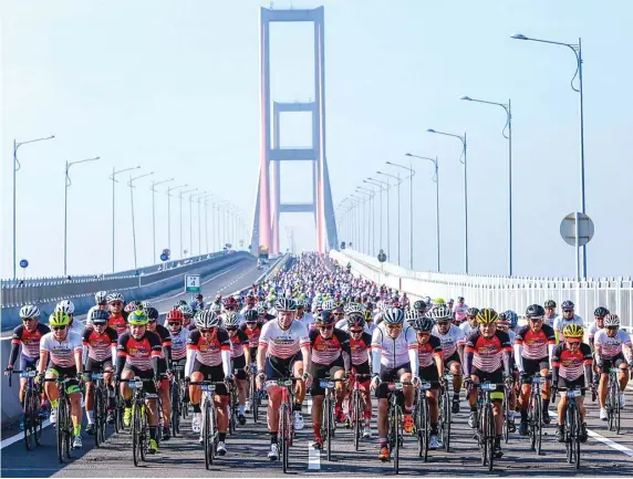  ??  ?? GALIHCOKRO/JAWA POS TETENGER IKONIK: Legenda balap sepeda paling kondang di dunia Jens Voigt (tengah) berada di peloton depan saat melintasi Jembatan Suramadu pada ajang Gran Fondo Jawa Pos Suramadu 2017 kemarin.