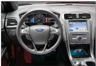  ?? (PHOTO: FORD) ?? The 2017 Fusion switches to a dial selector to change the gears of the standard six-speed automatic transmissi­on.