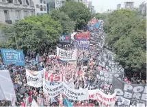  ?? ?? Grupos sociales de Argentina marcharon ayer en Buenos Aires contra las políticas de ajuste del presidente Javier Milei. AFP