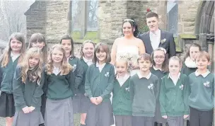  ??  ?? ●● Daniel Brownsill and Jessica Pickford got married at St Peters Church, Macclesfie­ld, with children from Ivy Bank Primary School choir performing their chosen songs