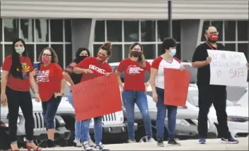  ?? PHOtO by CeSar NeyOy/ BAJO EL SOL ?? SAN LUIS TEACHERS AFFILIATED WITH RED FOR ED gather Friday in a rally calling for further delay in the reopening of schools.