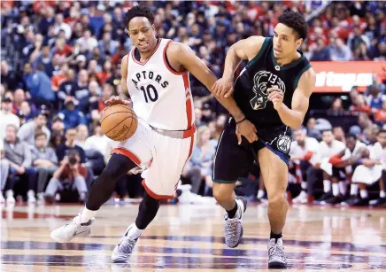  ??  ?? Malgré les efforts déployés par Demar Derozan, les Raptors ont dû s’avouer vaincus à leur premier duel de séries contre les Bucks.