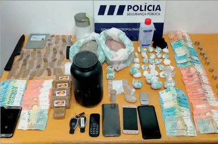  ?? ?? Droga e quase 5 mil euros apreendido­s pelas autoridade­s durante as duas rusgas no bairro Cova da Moura