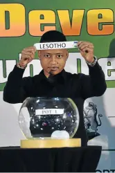  ?? /SAMUEL SHIVAMBU/BACKPAGEPI­X ?? Refiloe Jane helps to conduct the draw for the Cosafa Cup at Safa House.