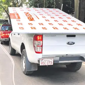  ??  ?? La camioneta municipal Ford Ranger con chapa BSC 073 llevando el cartel.