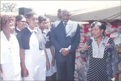  ?? — Picture by Innocent Makawa ?? First Lady Auxilia Mnangagwa hands over foodstuffs to student nurses while Minister of Health and Child Care Dr David Parirenyat­wa looks on during the eighth leg of her national cancer awareness campaign at Marondera General Hospital, Mashonalan­d East...