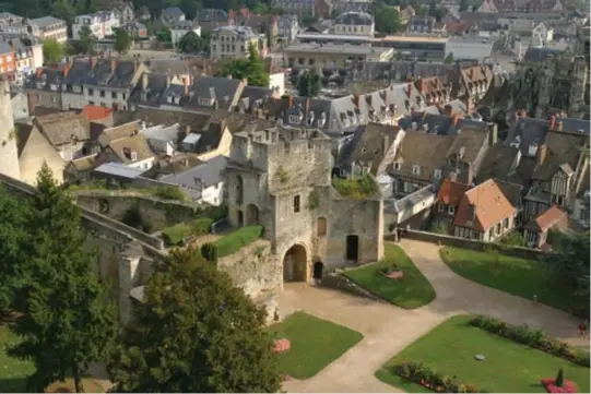  ??  ?? Ci-dessus : La superficie du château a été augmentée par la création d'une enceinte bordée par un fossé, qui se développe sur près de 200 mètres.
Ci-contre : De nombreux graffitti qui ornent les murs ont été réalisés entre le XVE et le XVIE siècle.