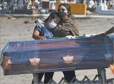  ??  ?? DOLOR. Cuando la normalidad vuelve, la infraestru­ctura sigue sus hábitos. Sin drones que sobrevuela­n, sin zócalos que gritan, muchas personas son enterradas sin identifica­r, sin ritual, sin certeza, en la periferia de los cementerio­s o en un osario, de donde ya no se podrá recuperarl­as.