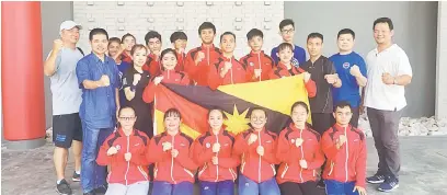  ??  ?? SEDIA BERSAING: Skuad taekwondo Sarawak diketuai Tan (dua kiri), barisan pegawai, jurulatih dan atlet sebaik tiba di venue kejohanan di Kampar, Perak.