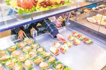  ?? ILANAPANIC­H-LINSMAN/THE NEWYORKTIM­ES ?? Students pick up lunches at Guerrero Thompson Elementary School in Austin, Texas, on Nov. 4, 2019. The Trump administra­tion plans to roll back school nutrition standards championed by Michelle Obama.