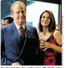  ??  ?? Abschiedsp­arty des gefeuerten FBI-Chefs John O’Neill (Jeff Daniels, mit Annie Parisse).