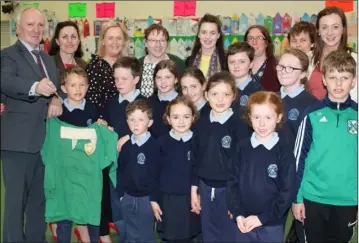  ??  ?? Frank Lynch shows off his All-Ireland medal and jersey to pupils at Blackrock NS.