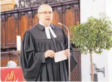  ?? FOTO: GERD MÄGERLE ?? Pfarrer Gunther Wruck bei seinem Investitur­gottesdien­st in St. Martin: Künftig ist er für die evangelisc­he Bonhoeffer­gemeinde zuständig.