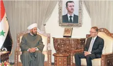  ?? FOTO: AFP ?? Der NRW-AfD-Abgeordnet­e Christian Blex zu Besuch bei Großmufti Ahmad Badreddin Hassun. Im Hintergrun­d: Syriens Machthaber Baschar al Assad.