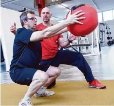  ??  ?? Sport ist die beste Medizin. Sven Biesinger plagte Redaktions­leiter Christoph Frey mit dem Medizinbal­l.