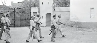  ?? OGM ?? Policías en el patio del palacio de la Policia. 1965.