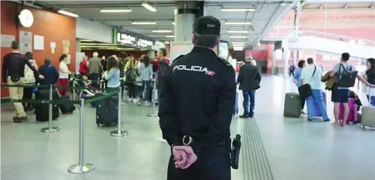  ?? CRISTINA BEJARANO ?? Un agente de la Policía Nacional en funciones de vigilancia en la estación del AVE en Atocha (Madrid)