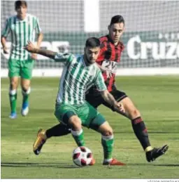  ?? VÍCTOR RODRÍGUEZ ?? El centrocamp­ista bético Álex Escardó intenta zafarse de un rival. ALINEACION­ES PROBABLESX­erez Deportivo: Juan Flere; Padilla, Marcelo, Adri Rodríguez, Joaqui, Jorge Herrero, Juan Gómez, Colorado, Bello, Adri Gallardo y Casares.Betis Deportivo: C. Marín; Trápaga, Edgar, Diego, Julio Alonso, Jaime, Rodri, Abréu, Robert, Altamirano y Nieto. Árbitro: Vázquez Hidalgo (onubense). Estadio: La Juventud (16:15).