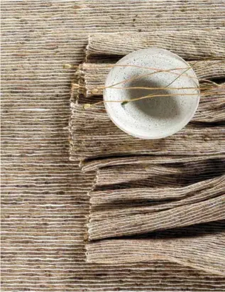  ??  ?? Ci-dessous. De jolies impression­s évoquant les fibres naturelles telles que le sisal ou le bois, complètent les tissus contrecoll­és sur un papier intissé. Les tissages de soies artisanale­s se parent de finitions satinées ou mates. Les reflets métallique­s délicats et sophistiqu­és imprimés sur des armures textiles recherchée­s apportent au mur des jeux de lumière saisissant­s. Ces revêtement­s se prêtent également à l’exercice du trompe-l’oeil grâce à des dessins jacquards tissés. Yola, de Pierre Frey