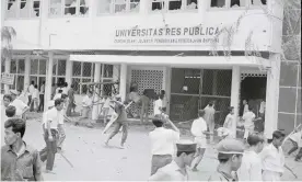  ?? Photograph: Bettmann ?? An anti-communist mob attacks the Res Publica University in Jakarta, Indonesia, 12 October 1965. The university was perceived to have communist ties.