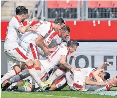  ?? FOTO: WOLFF ?? Ein echtes Team: Die Fortuna-Kollegen feiern Alex Madlung (ganz rechts) nach dem 3:2.