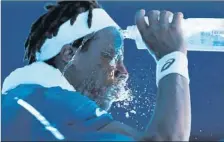  ?? FOTO: GETTY ?? Condicione­s “inhumanas”, se quejó Gael Monfils al juez de silla de su partido contra Novak Djokovic en la pista central. Un calor agobiante, extenuante