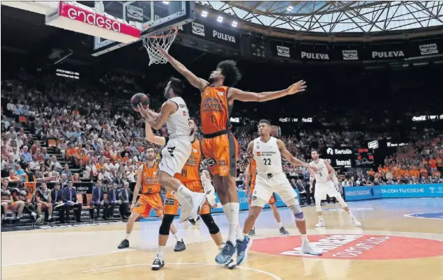  ??  ?? ROMPEDOR. Campazzo volvió a ser el corazón del Madrid y pieza clave en la victoria ante el Valencia por 3-0. En esta acción encara debajo del aro a Dubljevic y Labeyrie.