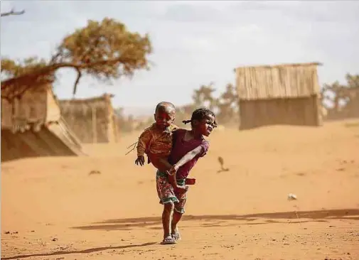  ?? Foto: dpa ?? Die Ärmsten und Schwächste­n werden von den Folgen des Klimawande­ls besonders hart getroffen, obwohl sie am wenigsten dazu beigetrage­n haben, meint der Autor.