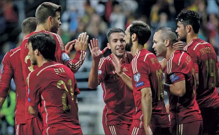  ?? JOSE VICENTE / AP ?? Los jugadores celebran el segundo gol de España, que fue obra de Iniesta de penalti