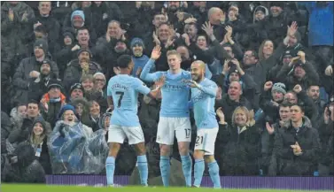  ??  ?? GOLEADOR. Silva y De Bruyne celebran el gol de Sterling, el primero de la victoria del City (3-1).