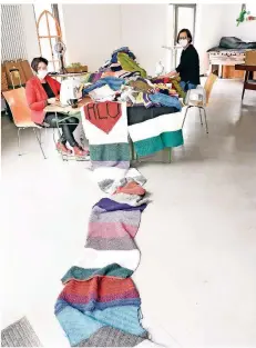  ?? RP-FOTO: JÖRG KNAPPE ?? Bettina Passon (l.) vom Alo und Martina Beinhoff-Wolters von der Gemeinde nähen die Strickstüc­ke zu einem Schal zusammen.